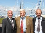 Ernaldo Bassetti (Präsident Kommission Kaufmännische Grundbildung), Roland Bandieri (Träger der goldenen Ehrennadel) und Philippe Monnard (Delegierter VD, v. l.)